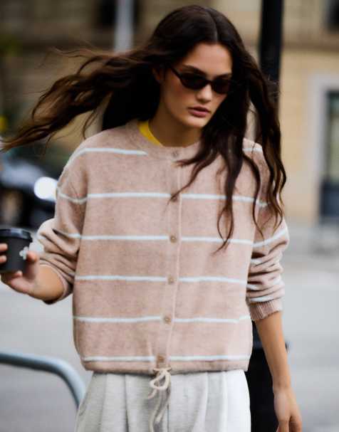 Bershka Strickjacke mit Rundhalsausschnitt und Streifen in Stone - view 1