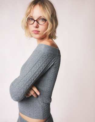 Bershka - Strickpullover in Grau mit Carmen-Ausschnitt und Zopfmuster