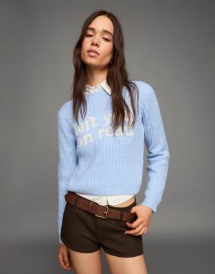 Bershka - Strickpullover in Jeansblau mit Print