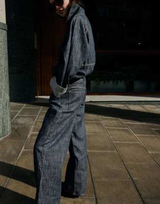 Bershka - Strukturierte Boyfriend-Jeans in Jeansblau mit niedrigem Bund