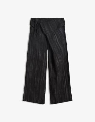 Bershka - Strukturierte Hose in Schwarz mit Umschlagbund