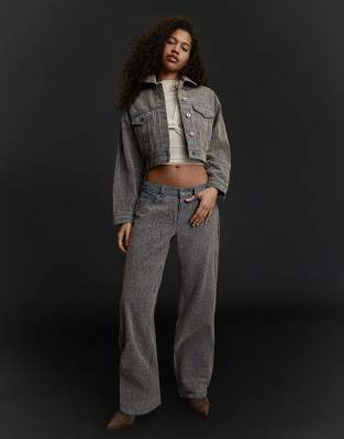 Bershka - Strukturierte Jeans in Blau mit geradem Schnitt und niedrigem Bund