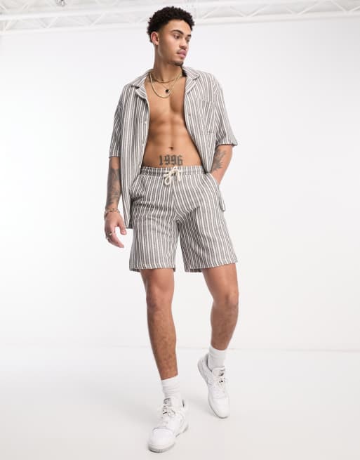 Bershka – Strukturierte Shorts in Grau mit Streifen, Kombiteil