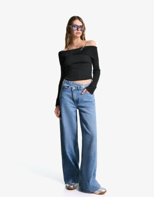 Bershka - Strukturierter Pullover in Schwarz mit Carmen-Ausschnitt