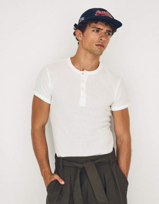 Bershka – Strukturiertes Henley-T-Shirt in Weiß, 6 von 7