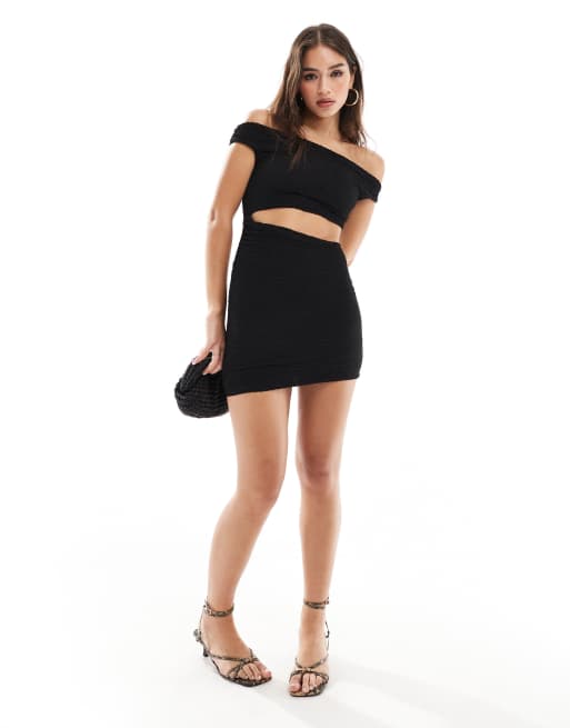Bershka – Strukturiertes Minikleid in Schwarz mit Zierausschnitt