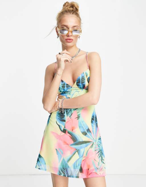 Bershka – Sukienka mini na ramiączkach w kwiatowy tropikalny wzór