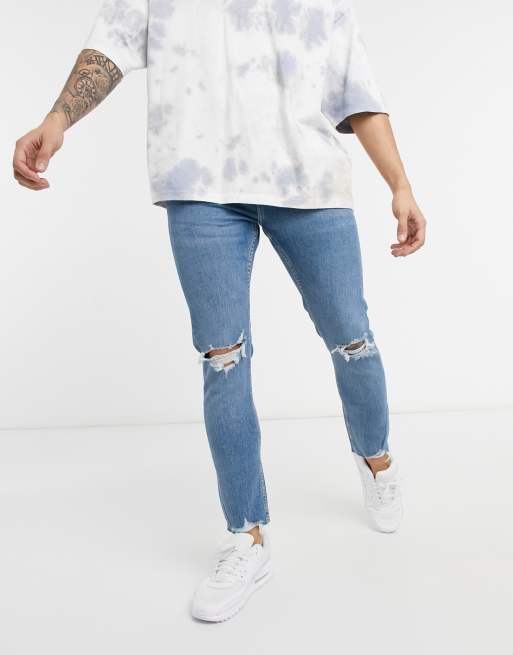 Bershka – Supereng geschnittene Jeans mit Rissen in mittelblauer Waschung