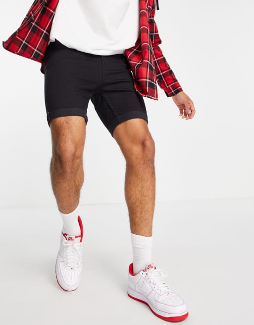 Bershka – Supereng geschnittene Jeansshorts in Schwarz