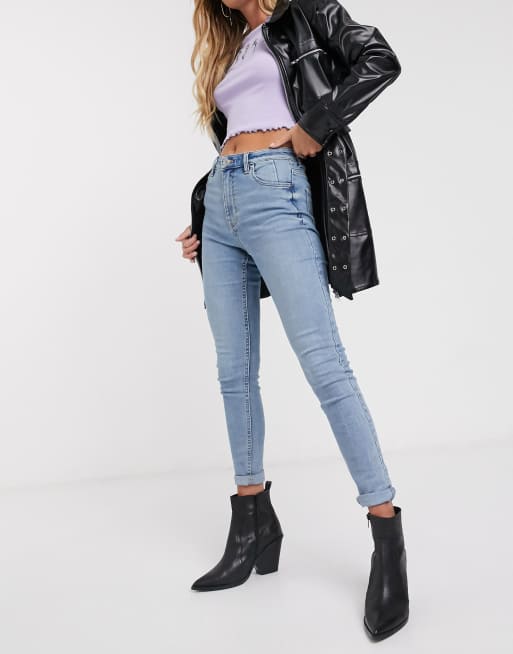 Bershka – Superenge Skinny-Jeans in verwaschenem Hellblau