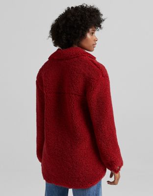 Manteaux et vestes Bershka - Surchemise en imitation peau de mouton à poche - Rouge