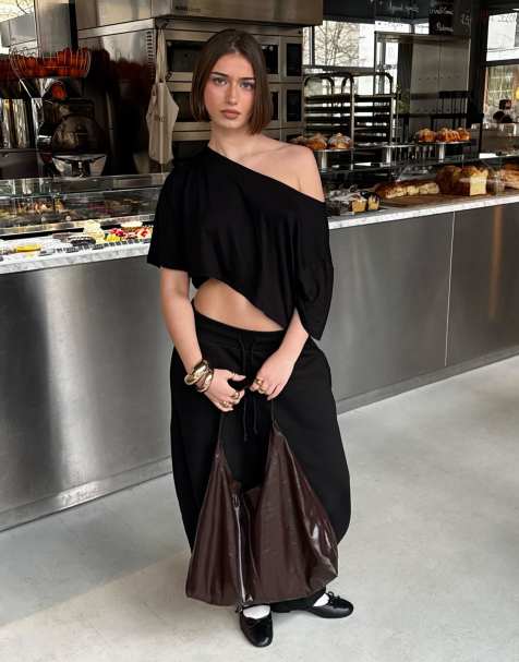 Bershka – Svart, asymmetrisk t-shirt med korta ärmar och tryck - view 1
