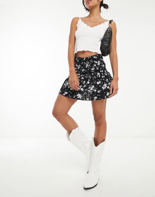 Bershka – Svart blommig minikjol i rara-modell med smockad design