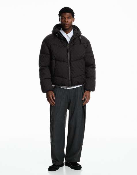 Bershka – Svart, puffig jacka med monogram - view 1