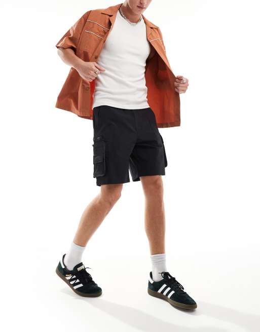 Bershka – Svart shorts med cargofickor i nylon