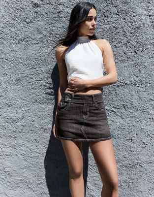 Bershka – Svart skort i denim — kjol med fickor från ASOS