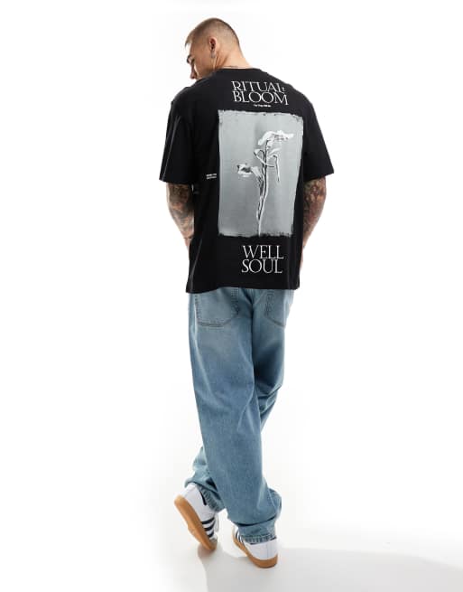 Bershka – Svart t-shirt med blomma baktill