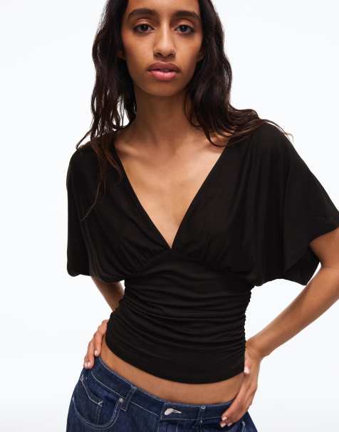 Bershka – Svart t-shirt med v-ringning och rysch - view 1