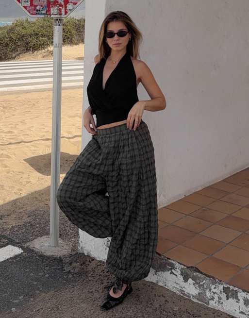 Bershka – Svart topp med halterneck och omlottdesign, 2 av 4