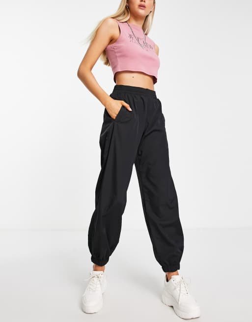 Bershka – Svarta fallskärmsbyxor i nylon och cargostil