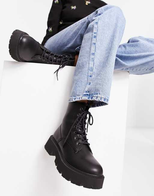 Bershka – Svarta platta ankelboots i PU med snörning