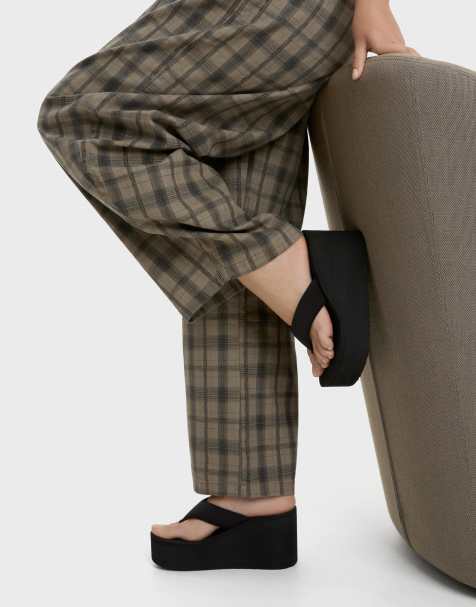 Bershka – Svarta sandaler med platåsula, tårem och klackar - view 1