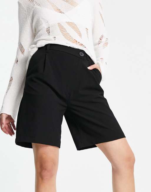Bershka – Svarta stadsshorts i lång boyfriend-modell med stegad midja