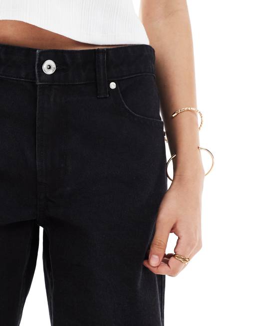 Bershka – Svarttvättade jeansshorts i lång modell med hög midja och råskuren fåll, 4 av 5