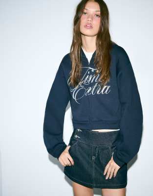 Bershka - Sweat à capuche zippé avec texte pailleté - Bleu-Bleu marine