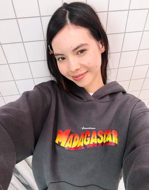 Bershka - Sweater met 'Madagaskar' print en capuchon in grijs - view 1