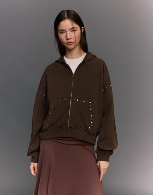 Bershka - Sweatshirt in Braun mit Reißverschluss und Kapuze mit Nietenbesatz-Brown