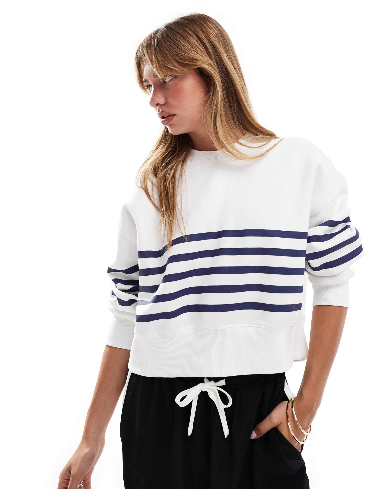 Толстовка Bershka цвета экрю 4790₽