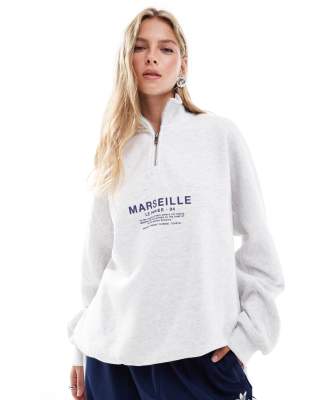 Bershka - Sweatshirt in Grau mit kurzem Reißverschluss und „Marseille"-Print