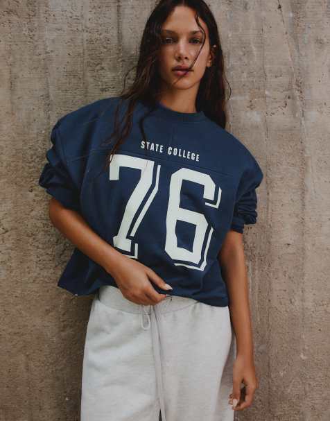Bershka – Sweatshirt in Marineblau mit Print und Rundhalsausschnitt - view 1