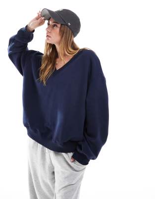 Bershka - Sweatshirt in Marineblau mit V-Ausschnitt