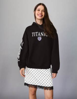 Bershka - Sweatshirt in Schwarz mit Kapuze und Titanic-Print
