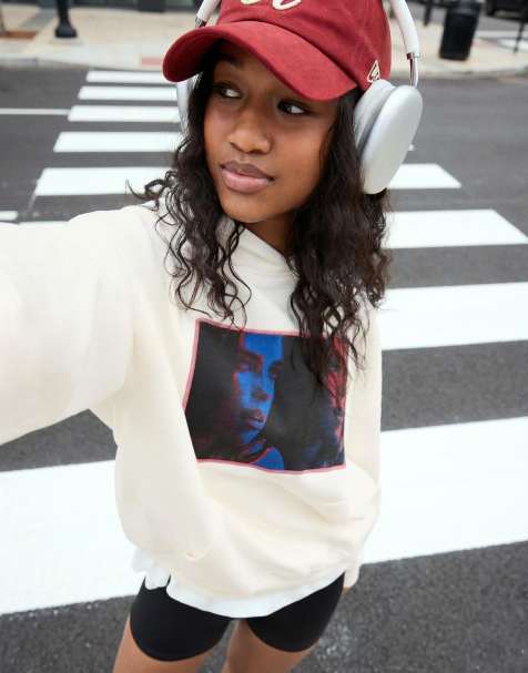 Bershka – Sweatshirt in Weiß mit Kapuze und „Billie Eilish“-Print - view 1