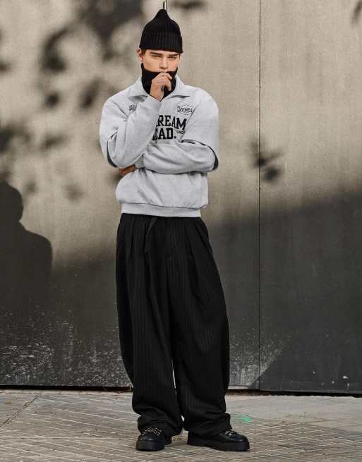 Bershka sweatshirt med dobbel ærmeeffekt, polokrave i lysegrå, 2 af 7