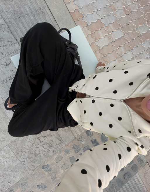 Bershka sweatshirt med dragkedja och prickigt mönster i naturvit, 2 av 5