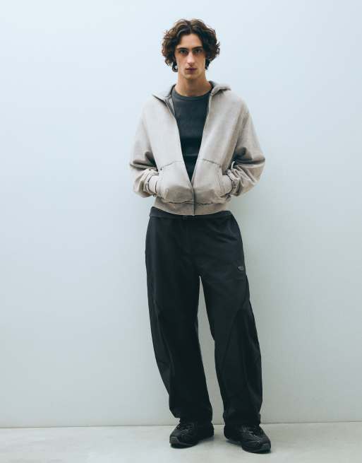 Bershka sweatshirt med nitter, lynlås og hætte i lysegrå, 4 af 5