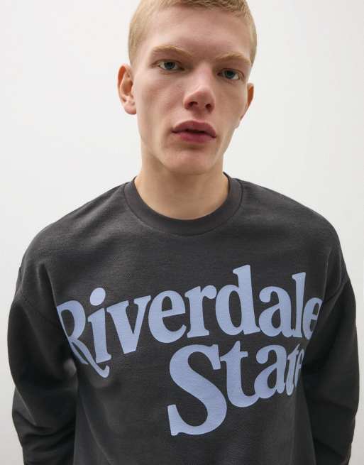 Bershka sweatshirt med print i blødt materiale og rund hals i kulgrå, 4 af 5