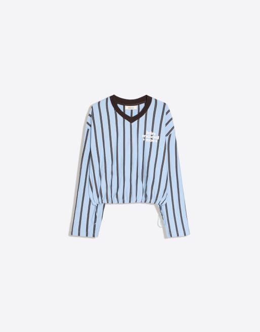 Bershka sweatshirt med V-hals og print i lyseblå, 5 af 5