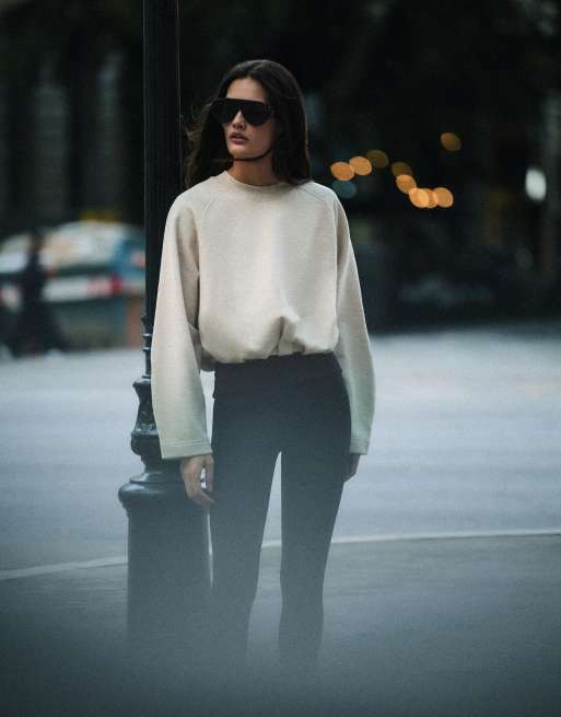 Bershka sweatshirt met ronde hals en aangerimpelde zoom in lichtgrijs, 2 van 5