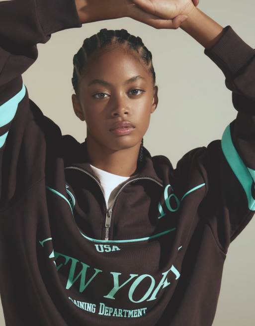 Bershka Sweatshirt mit Print und halbem Reißverschluss in Braun, 4 von 5