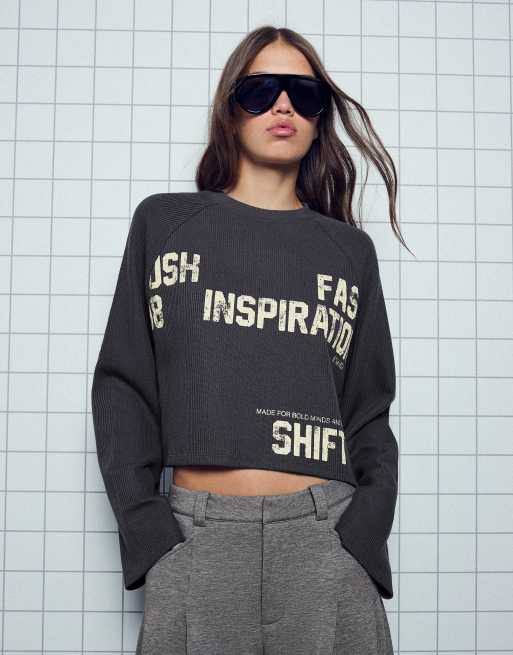 Bershka Sweatshirt mit Rundhalsausschnitt und Print in Grau, 2 von 5