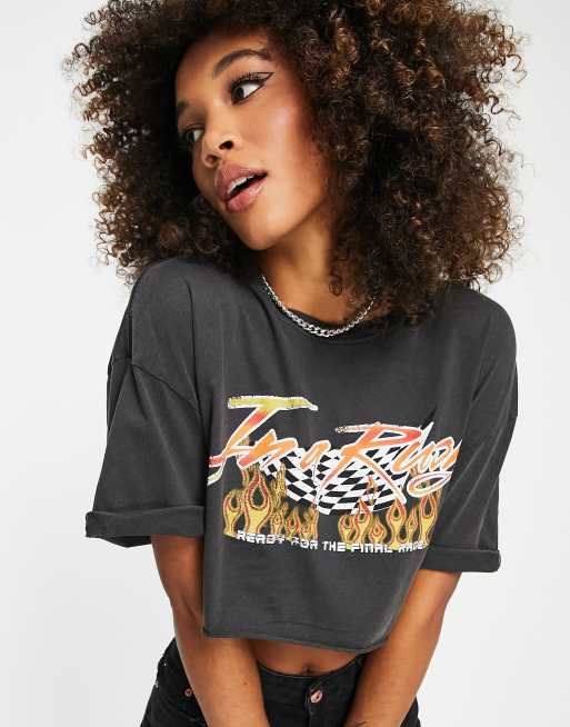 Bershka – Szary T-shirt o krótkim fasonie z grafiką wyścigową