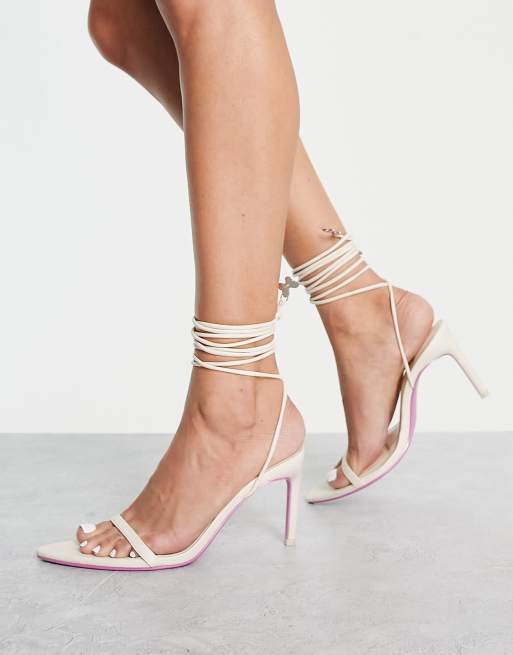 Bershka – Sznurowane buty na obcasach w kolorze ecru z detalem w kształcie motyli