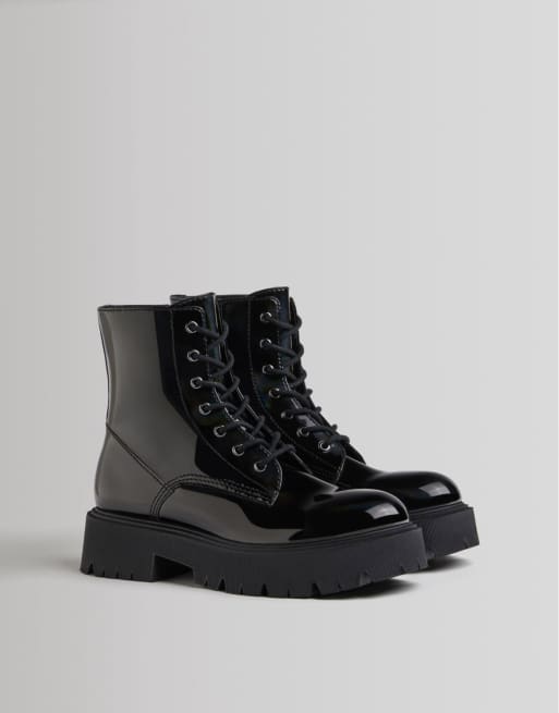 Bershka – Sznurowane lakierowane buty do kostki na grubej płaskiej podeszwie w czarnym kolorze