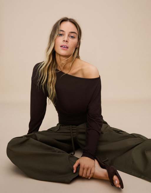 Bershka t-shirt à col asymétrique à manches longues marron, 2 de 5
