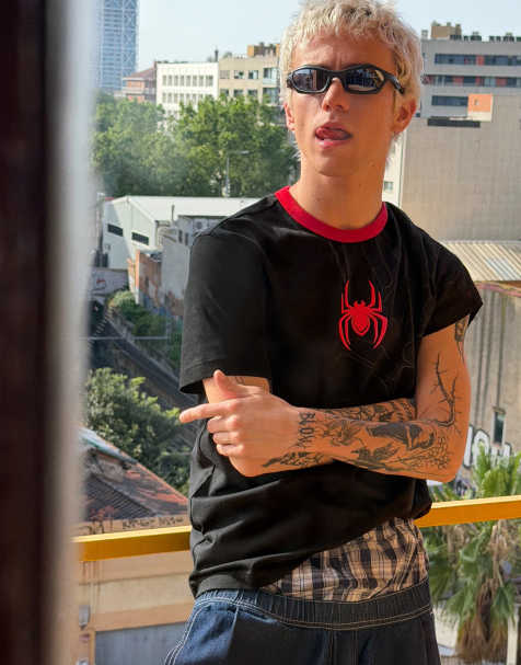 Bershka - T-shirt à imprimé Spiderman contrastant - Noir - view 1